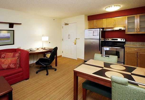 5 Ways To Save Money On Food While Staying At A Hotel